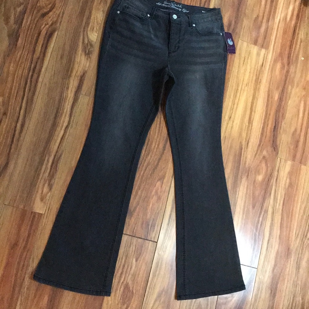 Gloria Vanderbilt mid-rise, size 6, NWT.